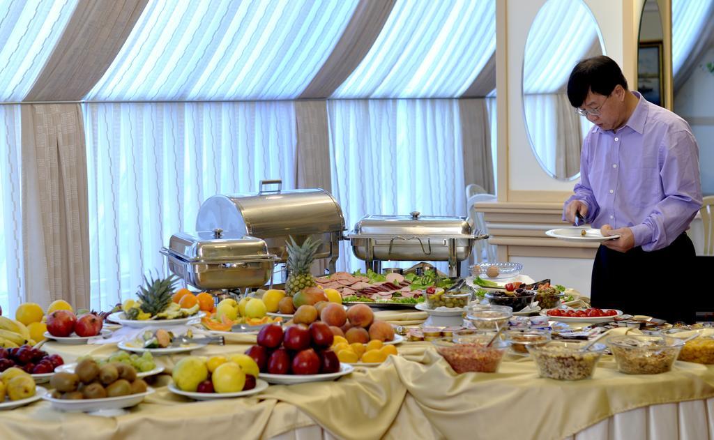 Hotel Victory Prishtine Bagian luar foto