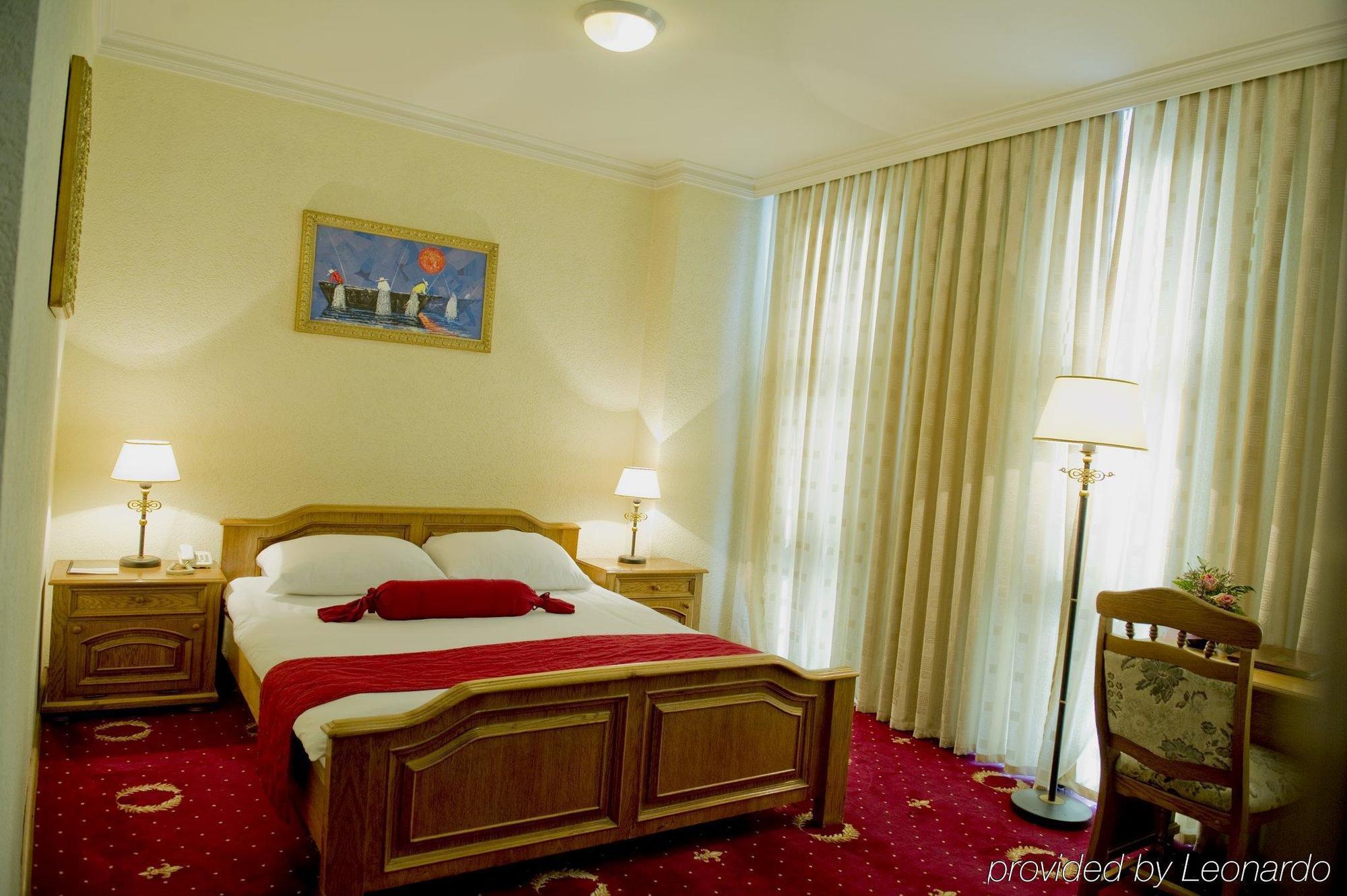 Hotel Victory Prishtine Bagian luar foto