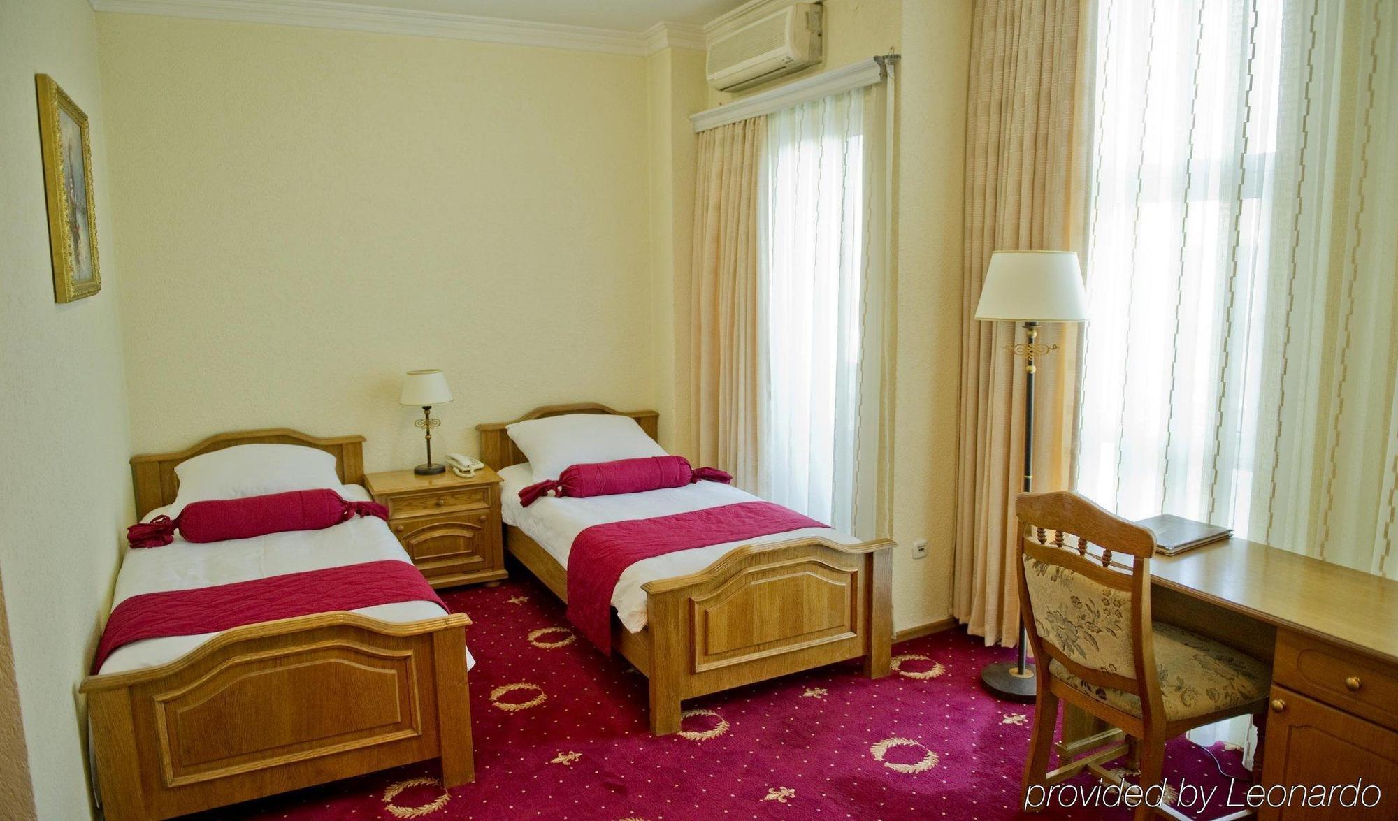 Hotel Victory Prishtine Bagian luar foto