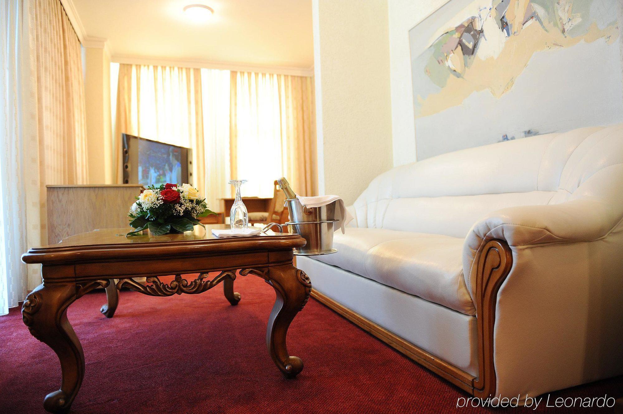 Hotel Victory Prishtine Bagian luar foto